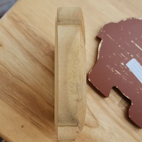 2 -- WOODEN CARVED π PIGS WALL HANGING. - Picture 4 of 7